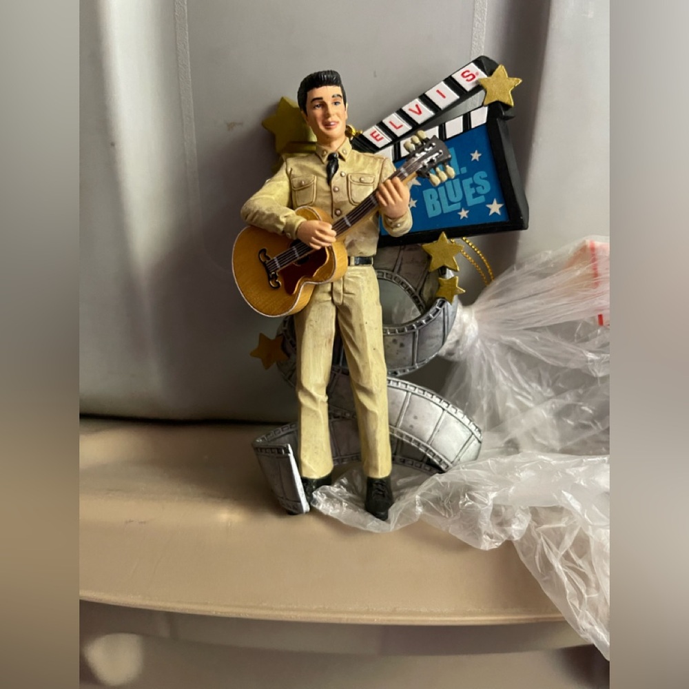 Source Unknown Tan & Brown Musician Figurine with Guitar